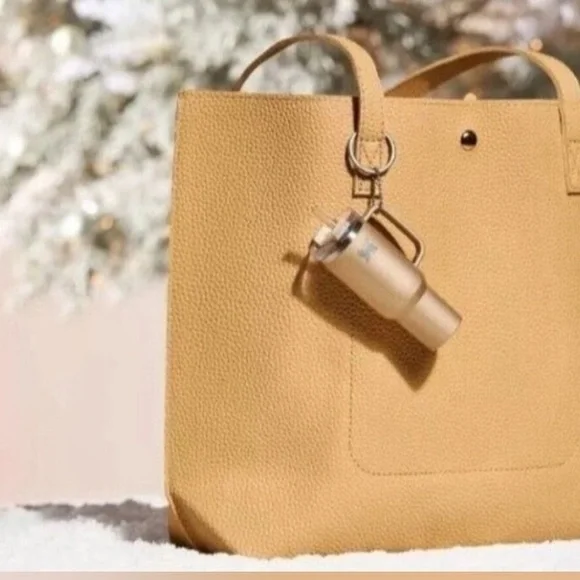 Stanley The Quencher H2.0 Tumbler Keychain in Gold NIB - Picture 8 of 8